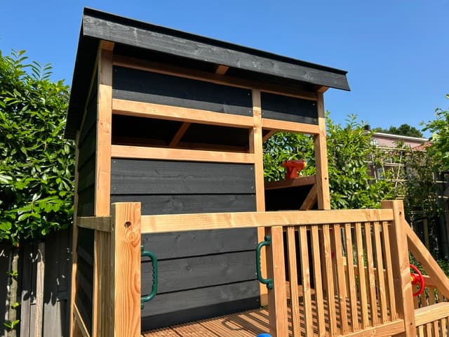 Speeltoestel met houten veranda in de zon